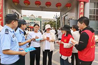 隔空激烈对线？滕哈赫与马夏尔比赛中争吵，马夏尔不耐烦摊手